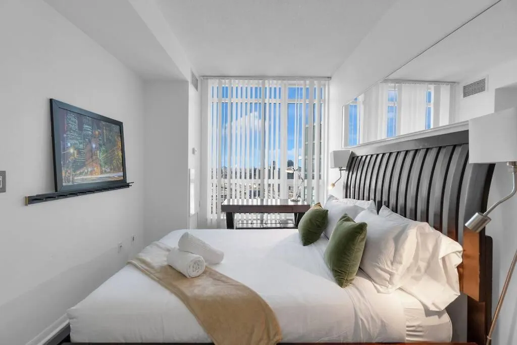 Apartment Spacious 1Br - Downtown - Pool - Gym - Parking Toronto Canada